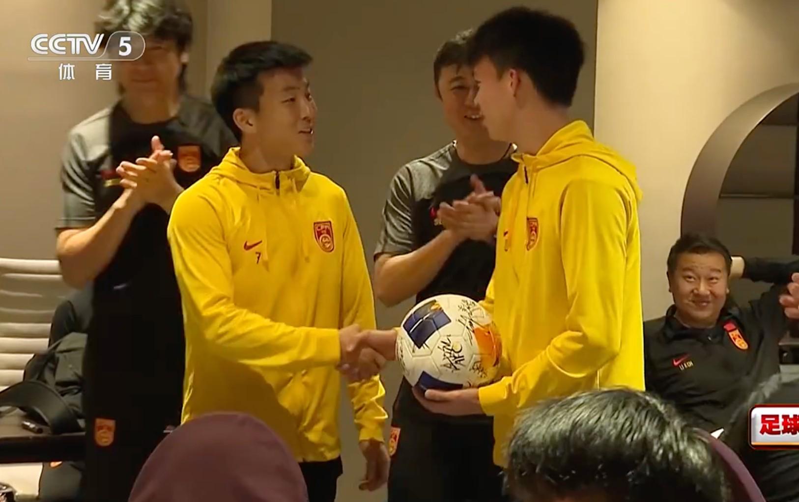 必一运动下载-陶强龙在上届U23亚洲杯向王钰栋赠球，寄语他这届带队出线