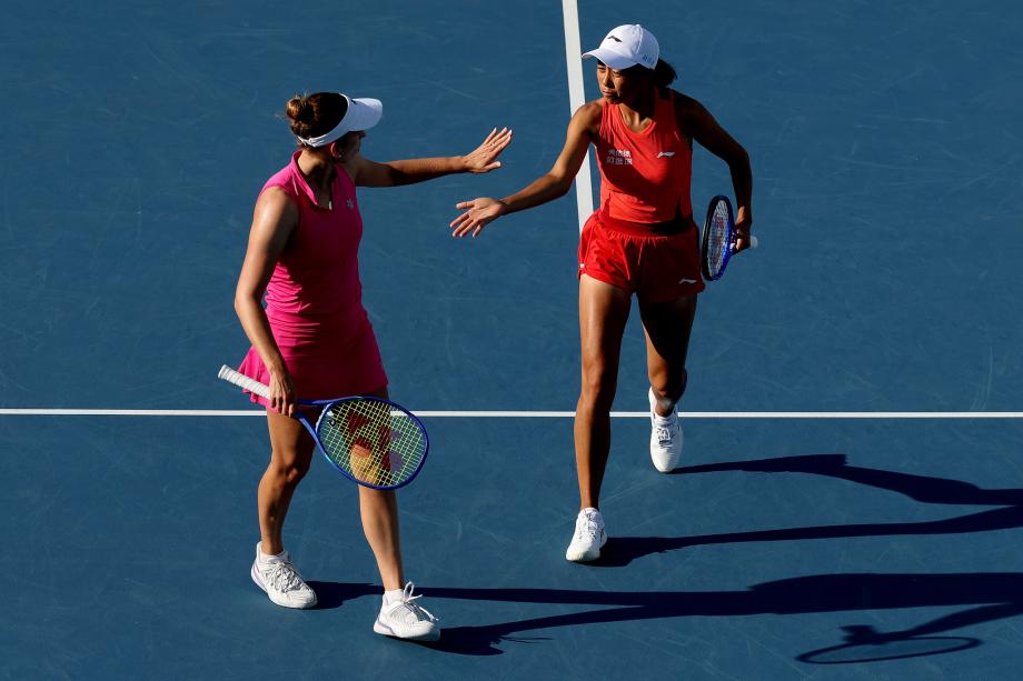 必一运动-张帅/梅尔滕斯抢十救4赛点逆转 晋级迈阿密赛女双四强